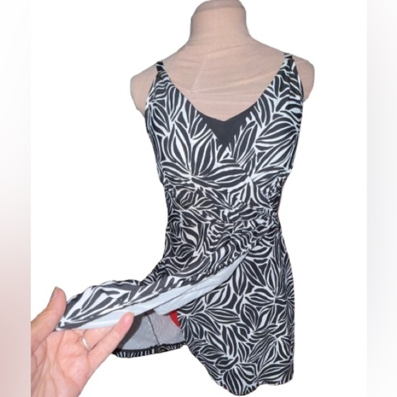 NWT Lands’ End swim dress. Wmns Sz med - Picture 2 of 4